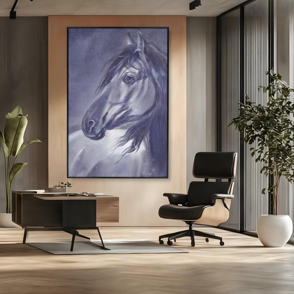 Tablou canvas cu tablou canvas cu portret de cal gri, in rama de aluminiu negru, pe perete intr-un birou
